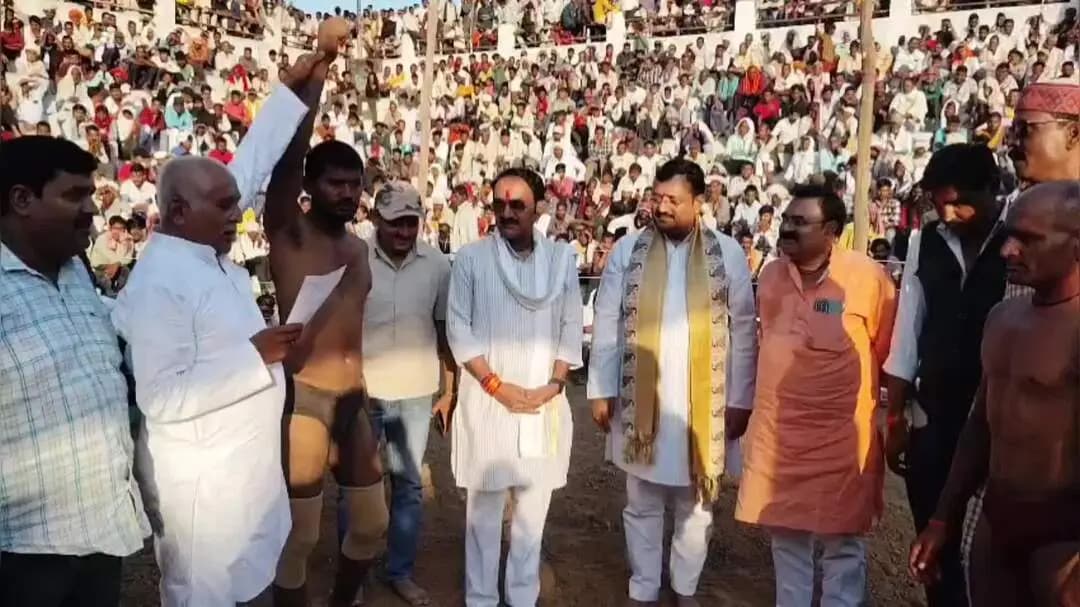 अजयगढ़: धरमपुर में विशाल इनामी दंगल, मध्यप्रदेश और उत्तरप्रदेश के पहलवानों ने दिखाए दमदार दांव-पेंच