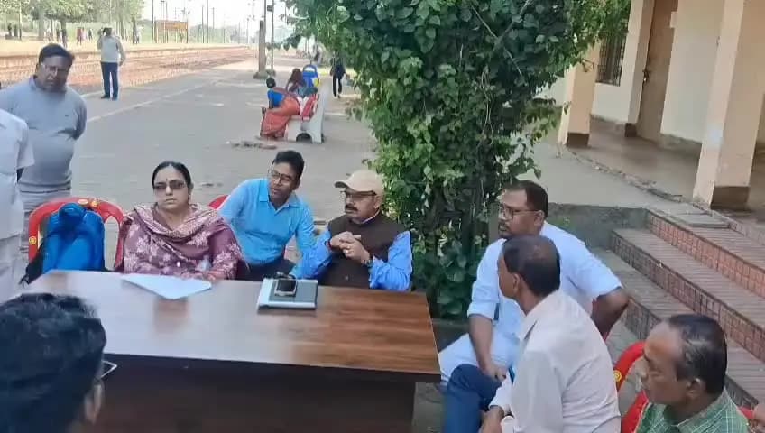 କୁଚିଣ୍ଡା: ବାମରା ରେଳ ଷ୍ଟେସନରେ ‘ରେଳ ଜନ ସମ୍ବାଦ’ କାର୍ଯ୍ୟକ୍ରମକୁ ନେଇ ପ୍ରଶ୍ନବାଚୀ,
ପୂର୍ବ ସୂଚନା ଅଭାବରୁ ପହଞ୍ଚିଲେନି ଅଞ୍ଚଳବାସୀ, ଲୋକଙ୍କ ସମସ୍ୟା