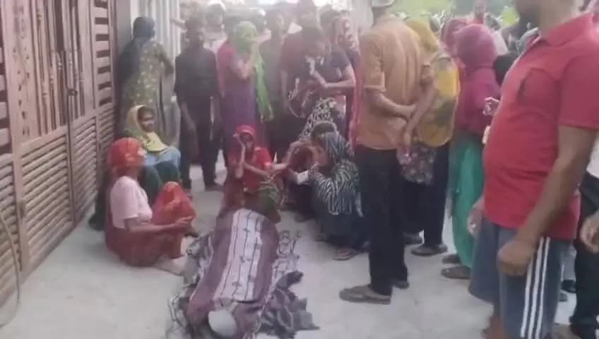 धामपुर: धामपुर के गांव सुहागपुर में विपिन की मौत के मामले में शव आरोपियों के घर के सामने रखकर गिरफ्तारी की मांग की गई