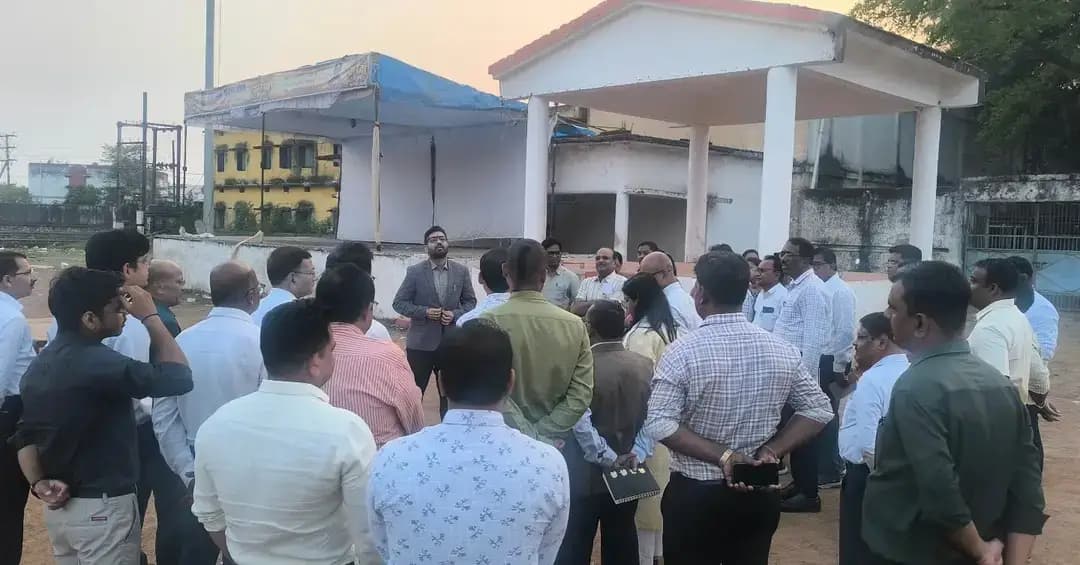 तैयारी राज्योत्सव की...
कलेक्टर श्री विनय कुमार लंगेह ने राज्योत्सव आयोजन स्थल का निरीक्षण किया... इस दौरान कलेक्टर श्री लंगेह ने अधिकारियों को कार्यक्रम के संबंध में आवश्यक दिशा निर्देश दिए साथ ही तैयारियां समय पर पूर्ण करने को भी कहा...
#rajyostava #chhattisgarh #mahasamund