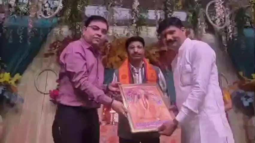 महोबा: मां चंडिका समिति ने डांडिया-गरबा उत्सव के प्रचार-प्रसार में योगदान देने वाले पत्रकारों को किया सम्मानित