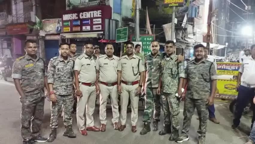 गोड्डा: गोड्डा में दुर्गा विसर्जन शांतिपूर्ण संपन्न: चप्पे-चप्पे पर पुलिस तैनात, हुड़दंगियों को कड़ी चेतावनी