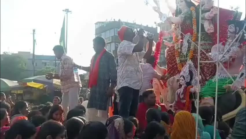 बगोदर: बगोदर समेत आस-पास के क्षेत्रों में मां दुर्गा प्रतिमा विसर्जन जुलूस की भव्य शोभा यात्रा