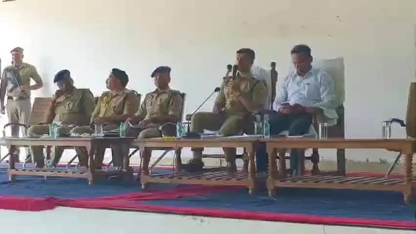 महोबा: पुलिस लाइन में स्नातक एमएलसी चुनाव को लेकर डीएम-एसपी ने ड्यूटी पर लगे पुलिसकर्मियों को निष्पक्ष चुनाव के लिए ब्रीफ किया