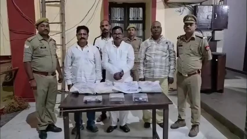 आज़मगढ़: फ्लाइंग स्क्वाड टीम ने शिक्षक MLC मतदान से पहले दौलतपुर पुलिया से 2.41 लाख नगदी और प्रचार सामग्री के साथ 4 गिरफ्तार किए