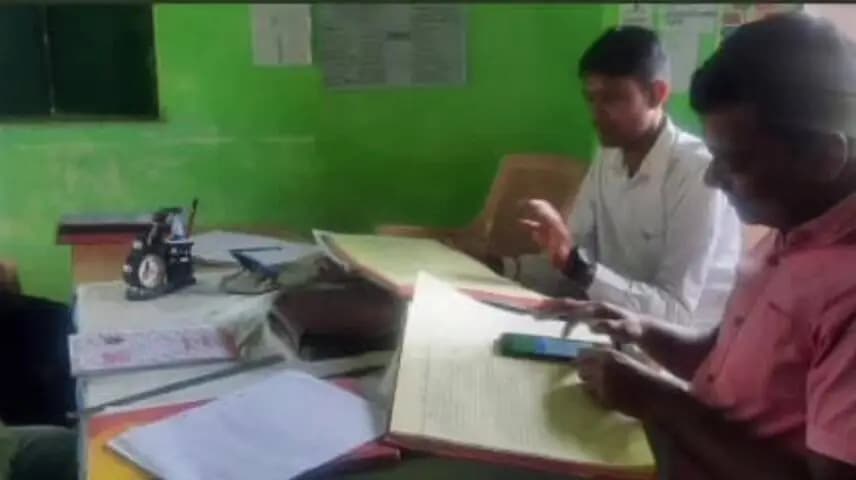 जलालगढ़: एमएलसी चुनाव के लिए जलालगढ़ प्रखंड कार्यालय पहुंचे कर्मी