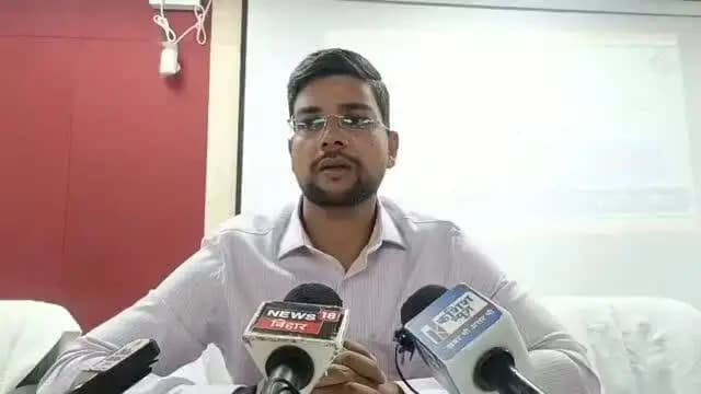 समाहरणालय पूर्णिया,
जनसंपर्क कार्यालय,
(मीडिया कोषांग)
प्रेस विज्ञप्ति:-1716,
दिनांक 22/10/2026,
==================
06 कोसी स्नातक निर्वाचन को लेकर गुरुवार को पूर्णिया के जिला पशुपालन कार्यालय में सहायक निर्वाची पदाधिकारी कोशी स्नातक निर्वाचन क्षेत्र -सह- जिला पदाधिकारी श्री अंशुल कुमार भा०प्र०से० द्वारा सभी मतदान कर्मियों,पोलिंग पार्टी का ब्रीफिंग किया गया।
इस दौरान सहायक निर्वाची पदाधिकारी द्वारा चुनाव कार्य में प्रतिनियुक्त सभी दण्डाधिकारियों एवं पुलिस पदाधिकारियों तथा पीठासीन पदाधिकारियों और पी-1,पी-2 एवं पी-3, तथा माइक्रोआब्जर्वर,वीडियो
ग्राफर को चुनाव से जुड़े कई महत्वपूर्ण बिन्दुओं पर आवश्यक दिशा-निर्देश दिया गया। साथ ही मतपेटी और बैलेट पेपर के साथ जरूरी कागजात, बैंग तथा मतदान केंद्रों पर मतदाताओं को मोबाइल फोन रखने की सुविधा हेतु जुट का बैंग भी हस्तगत कराया गया। मतदान कर्मी मतपेटी और बैलेट पेपर लेकर अपने-अपने मतदान केंद्र के लिए रवाना
#cmsamrat
#samratchoudhary
#pmmodi