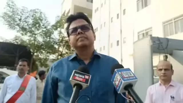 समाहरणालय पूर्णिया,
जनसंपर्क कार्यालय,
( मीडिया कोषांग)
प्रेस विज्ञप्ति 1715,
दिनांक 22/10/2026,
==================
23 अक्टूबर को होने वाले कोशी स्नातक निर्वाचन क्षेत्र के चुनाव को लेकर प्रशासनिक तैयारियां पूरी कर ली गई हैं।
शांतिपूर्ण मतदान एवं मतगणना कार्य को निष्पक्ष और पारदर्शी तरीके से संपन्न कराने के लिए प्रशासन पूरी तरह मुस्तैद है।
पूर्णिया के जिला स्कूल स्थित परिसर स्थित बिहार विद्यालय परीक्षा समिति के तृतीय तल पर वज्रगृह बनाया गया है। जहां मतगणना का कार्य भी कराया जाएगा।
तैयारियों का जायजा लेने निर्वाची पदाधिकारी कोशी स्नातक निर्वाचन क्षेत्र-सह- प्रमंडलीय आयुक्त श्री दिनेश कुमार, प्रेक्षक श्री प्रेम सिंह मीणा,जिलाधिकारी श्री अंशुल कुमार और एसएसपी डॉक्टर शौर्य सुमन जिला स्कूल पहुंचे।
वरीयअधिकारियों द्वारा सुरक्षा व्यवस्था सहित अन्य तैयारियों का विस्तृत निरीक्षण किया गया।
मौके पर उपस्थित मीडिया प्रतिनिधियों से रू०ब०रू० होते ह
#cmsamrat
#samratchoudhary
#pmmodi