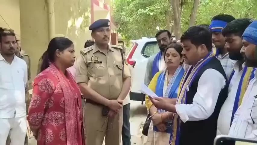 भरथना: भरथना तहसील में रिश्वत मांगने का आरोप, आजाद समाज पार्टी के कांशीराम जिलाध्यक्ष ने सौंपा ज्ञापन