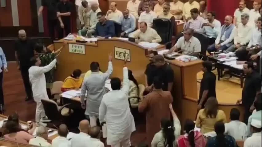 यमुना विहार: 2 करोड़ के फंड पर AAP का हंगामा, मेयर ने 25 लाख रुपये पार्षद फंड देने का किया एलान