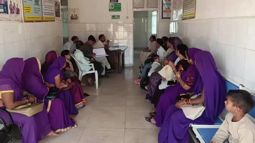 बड़ा मलेहरा: स्वास्थ्य कर्मियों की बैठक में सख्त निर्देश: सरकारी योजनाओं का लाभ हर व्यक्ति तक पहुंचाएं