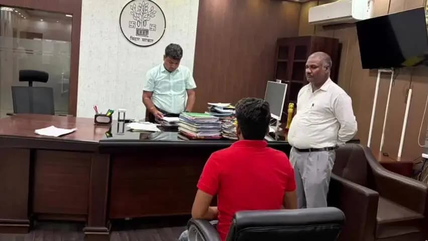 सासाराम: रोहतास में आयोजित जनता दरबार में डीएम ने चार लोगों की समस्याएं सुनीं