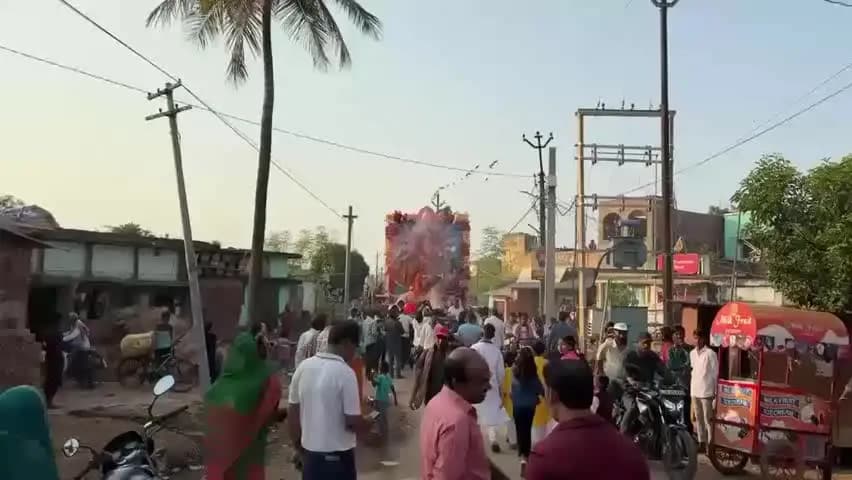 गोड्डा: गोड्डा के रौतारा दुर्गा मंदिर से मां दुर्गा की विदाई, नम आंखों से प्रतिमा के पीछे चले श्रद्धालु