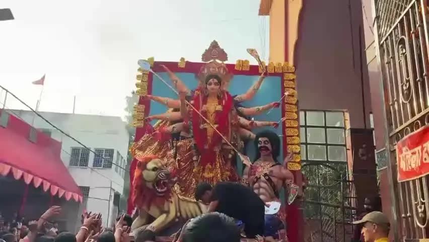 गोड्डा: गोड्डा बड़ी दुर्गा मंदिर में मां की विदाई, नम आंखों से भक्तों ने दी अंतिम विदाई
गोड्डा के बड़ी दुर्गा मंदिर में मां दुर