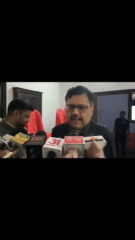 निर्वाची पदाधिकारी, तिरहुत स्नातक एवं शिक्षक निर्वाचन क्षेत्र-सह-आयुक्त, तिरहुत प्रमंडल, मुजफ्फरपुर श्री गिरिवर दयाल सिंह ने मीडिया प्रतिनिधियों से बात करते हुए कहा कि बिहार विधान परिषद के तिरहुत स्नातक एवं शिक्षक निर्वाचन क्षेत्र के द्वि-वार्षिक निर्वाचन, 2026 का 23 अक्टूबर को होने वाला मतदान भारत निर्वाचन आयोग के दिशा-निर्देशों के अनुरूप स्वतंत्र, निष्पक्ष एवं शांतिपूर्ण वातावरण में संपन्न कराया जाएगा। इसके लिए निर्धारित मापदंडों के अनुरूप सभी व्यवस्था की गई है। माननीय प्रेक्षक के निदेशन एवं नेतृत्व में मतदान कार्य में प्रतिनियुक्त पीठासीन पदाधिकारियों, माइक्रो प्रेक्षकों, दंडाधिकारियों तथा पुलिस पदाधिकारियों की आज अंतिम ब्रीफिंग की गई है। अधिकारियों को मतदान की गोपनीयता सुनिश्चित करने, मतपत्र की सुरक्षा को सर्वोच्च प्राथमिकता देने सहित आयोग के दिशा-निर्देशों का अक्षरशः अनुपालन करते हुए मतदान प्रक्रिया को सफलतापूर्वक संपन्न कराने का निदेश दिया गया है।
Chief Electoral Officer, Bihar
Election Commission of India