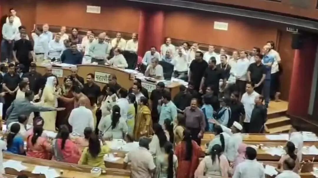 यमुना विहार: एमसीडी सदन में आप-कांग्रेस की महिला पार्षदों में भिड़ंत, मेयर के माइक में तोड़फोड़ का आरोप