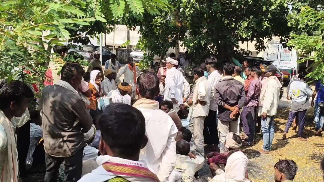 पीपलखूंट: रेणंदा करंट हादसे में 2 मृतकों का पीएम कर शव परिजनों को सौंपा गया, मंत्री हेमंत मीणा और विधायक नानालाल निनामा ने की मुलाकात