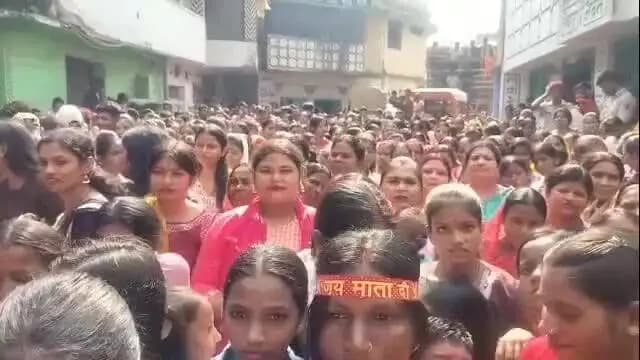 अमरपुर: नम आंखों से मां दुर्गा को विदाई, अमरपुर में गूंजा 'अगले बरस फिर आना माँ'