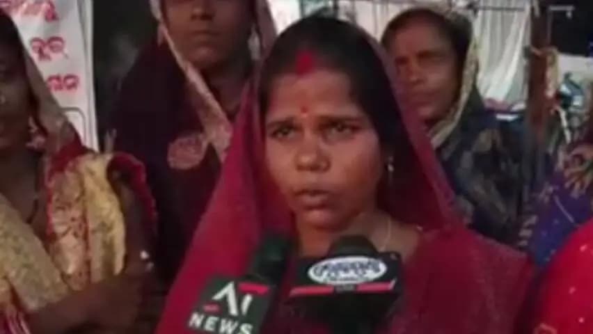 ଭଦ୍ରକ ଗ୍ରାମାଞ୍ଚଳ: ମୁଁ ଛୋଟ ଜାତି ବୋଲି ମୋତେ ପାଚିକା ନିଯୁକ୍ତି ଦେଲେ ନାହିଁ ବବୋଲି ଜିଲ୍ଲାପାଳ ଙ୍କ କାର୍ଯ୍ୟାଳୟ ଆଗରେ ଧରଣା,ସରତର ପୁର ପଦ୍ମପୁର ର ଘଟଣା
