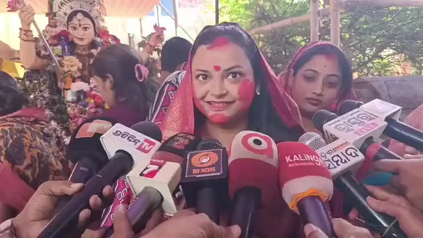 ଭଦ୍ରକ ଗ୍ରାମାଞ୍ଚଳ: ଭଦ୍ରକ ସଂଥିଆ ରେ କାହିଁକି ମା ଦୁର୍ଗା ଙ୍କ ମେଲାଣି ରେ ହୁଏ ସିନ୍ଦୁର ଖେଳ କହିଲେ ମହିଳା ଭକ୍ତ