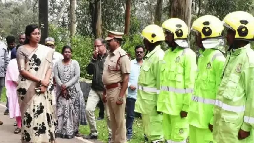 குன்னூர்: லாரன்ஸ் பள்ளி சாலையில் விழுந்த மரங்களை தீயணைப்புத் துறையினர் மூலம் விரைவாக அகற்றப்பட்டதை ஆட்சியர் ஆய்வு