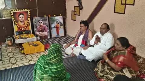 सुल्तानपुर: कृष्णा तिवारी के निधन पर शोक, मंडीदीप नगर परिषद अध्यक्ष प्रियंका अग्रवाल ने निवास पहुंचकर दी भावभीनी श्रद्धांजलि