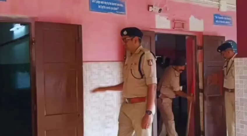 ಕಾರವಾರ: ಮತಗಟ್ಟೆಗಳಿಗೆ ಜಿಲ್ಲಾ ಪೊಲೀಸ್ ವರಿಷ್ಠಾಧಿಕಾರಿ ದೀಪನ್ ಕುಮಾರ್ ಎನ್.ಎಂ ಭೇಟಿ : ಪರಿಶೀಲನೆ