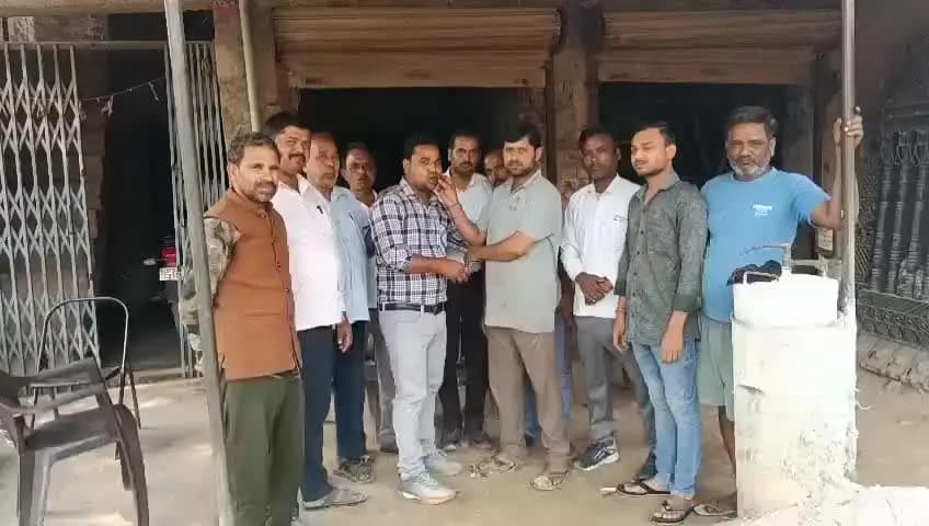 माधौगढ़: रामपुरा नगर में सभासदों ने एक-दूसरे को पान खिलाकर दशहरा पर्व मनाया
