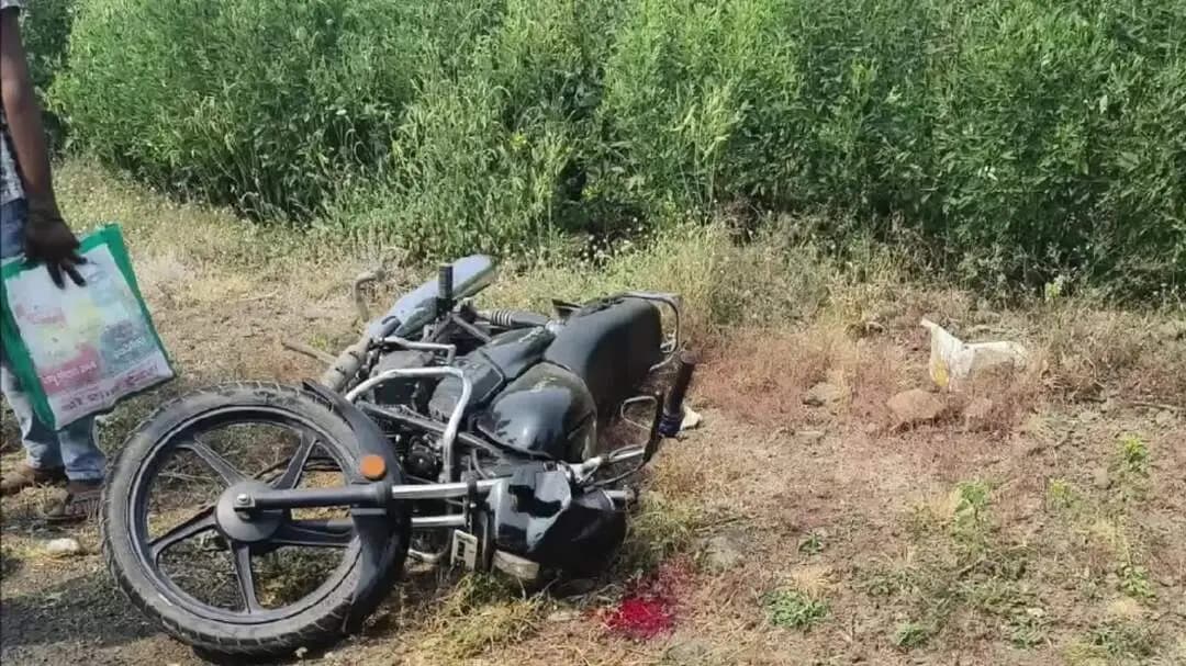 खंडवा नगर: खंडवा में प्रेमी जोड़े की बाइक दुर्घटना, दूसरी बाइक से टक्कर में युवती का पैर टूटा