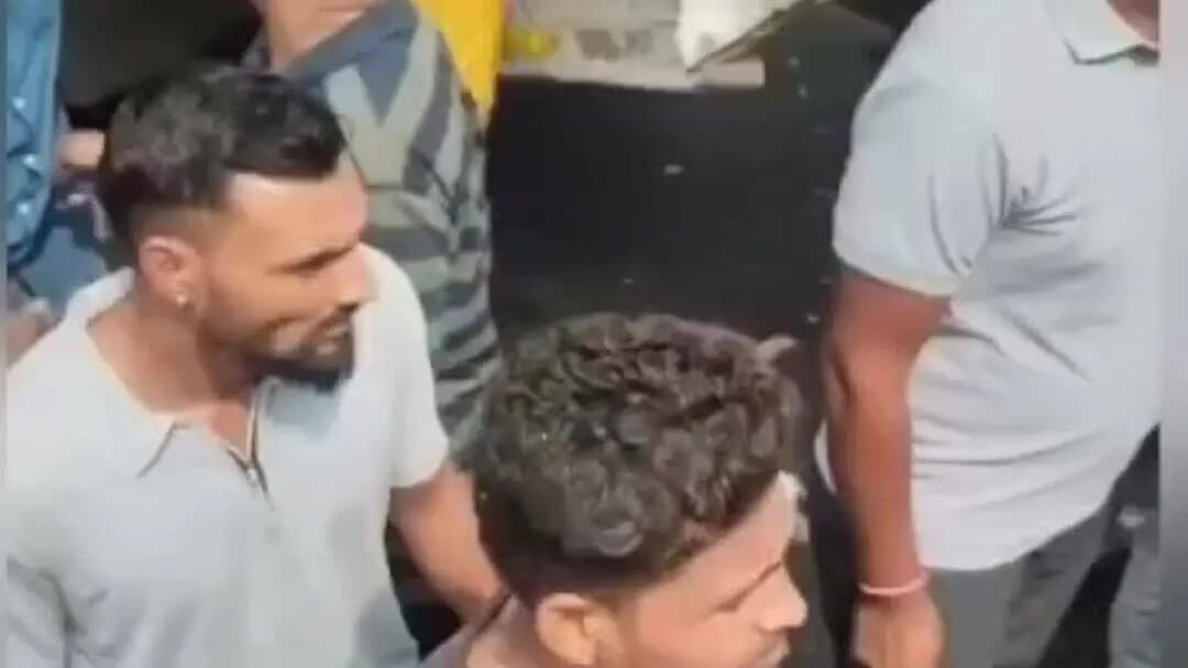 खंडवा: ब्रेक फेल होने से दो ट्रकों की टक्कर, मची चीख-पुकार, ड्राइवर केबिन में फंसा