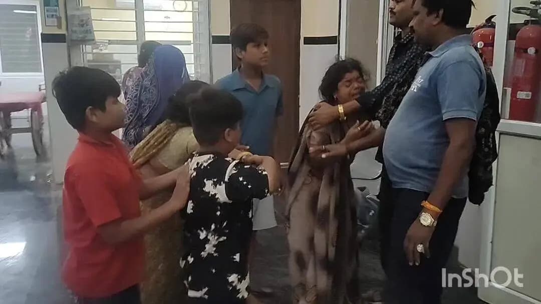 गुना नगर: गुना फतेहगढ़ राजमार्ग के सुहाया गांव में भीषण दुर्घटना, बाइक सवार युवक की दर्दनाक मौत, परिवार जिला अस्पताल पहुंचा