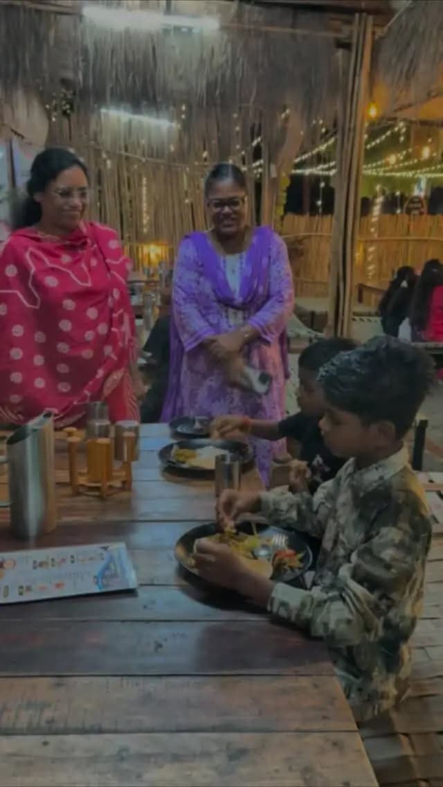 सेवा संकल्प अभियान: बच्चों के साथ खुशियों के पल
कोण्डागांव में बालक एवं बालिका गृह के बच्चों के लिए प्रीतिभोज एवं मनोरंजक गतिविधियों का आयोजन किया गया। विधायक लता उसेंडी, कलेक्टर नूपुर राशि पन्ना एवं अन्य अतिथियों ने बच्चों को उपहार भेंट कर उनका उत्साह बढ़ाया।
बच्चों की शिक्षा, खेलकूद और सर्वांगीण विकास के लिए शासन-प्रशासन हरसंभव सहयोग हेतु प्रतिबद्ध है।
#Kondagaon #सेवा_संकल्प_अभियान