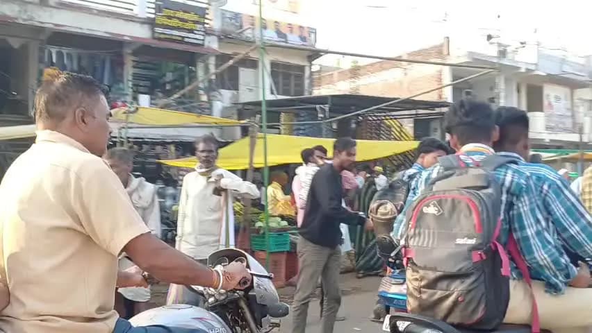 लखनादौन: धूमा मुख्य बाजार में बाजार ठेकेदार की लापरवाही से हो सकती है बड़ी दुर्घटना