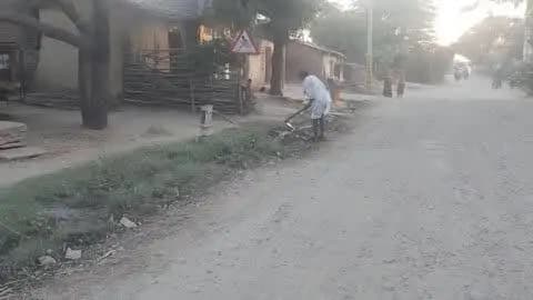 बनेड़ा: बनेड़ा मेगा हाइवे के किनारे नाली व्यवस्था न होने से घरों का खराब पानी सड़कों पर बह रहा है