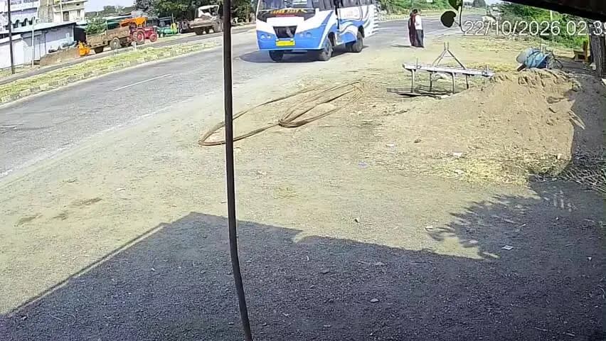 देवरी: देवरी, नेशनल हाईवे 45 गोरखपुर पर महिला को बाइक ने मारी टक्कर, CCTV में कैद, वीडियो वायरल