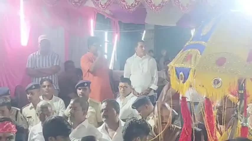 सिवान: सिवान में देर रात शांतिपूर्ण संपन्न हुआ प्रतिमा विसर्जन सिवान शर्मा गुरुवार को शहर में 10 दिनों तक मां दुर्गा की
