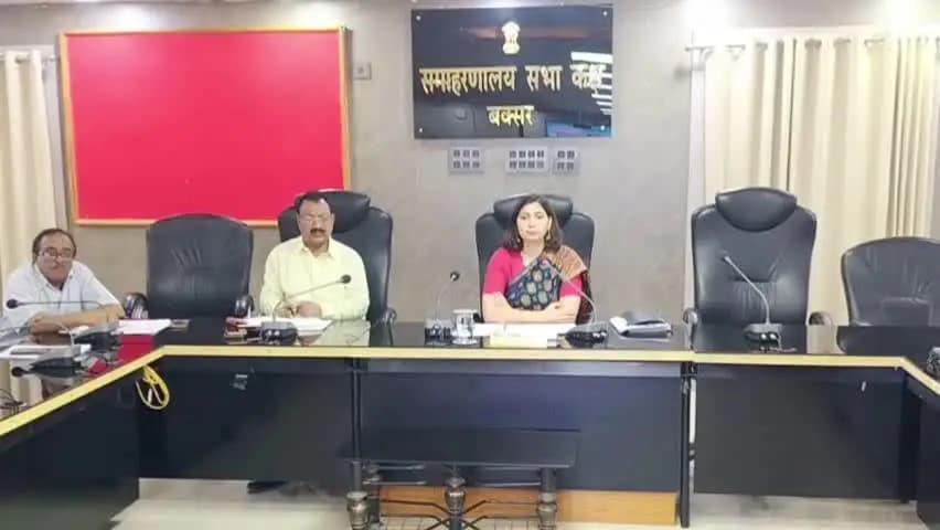 बक्सर: बक्सर में स्वास्थ्य सेवाओं की गुणवत्ता सुधारने पर डीएम का जोर, अधिकारियों को निर्देश