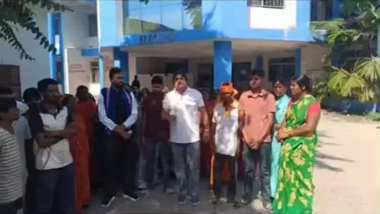 मेदिनीनगर (डालटनगंज): सिंगरा कला दशहरा विवाद: दोनों पक्षों के 50-50 पर केस, ग्रामीणों ने एसपी से मिलकर हाईवे जाम किया