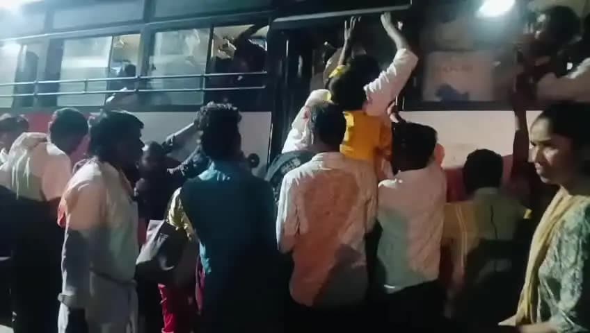 ಮಾನ್ವಿ: ಮಾಲ್ವಿ ಪಟ್ಟಣದ ಬಸ್ ನಿಲ್ದಾಣದಲ್ಲಿ ಬೆಂಗಳೂರಿಗೆ ತೆರಳಲು ಬಸ್ ಇಲ್ಲದೆ ಪ್ರಯಾಣಿಕರ ಪರದಾಟ