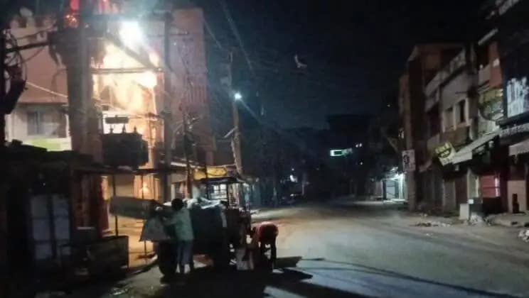 गढ़वा: गढ़वा में रात्रिकालीन सफाई अभियान जारी, स्वच्छ व सुंदर शहर बनाना प्राथमिकता
