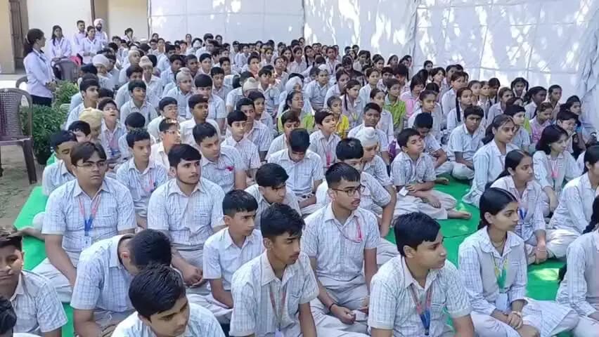 पिंजौर के सेंट विवेकानंद मिलेनियम स्कूल में योग की शक्ति का संदेश, स्वामी त्यागराजानंद सरस्वती ने विद्यार्थियों को सिखाए