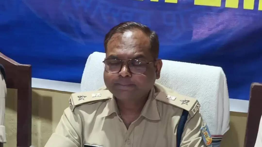 गिरिडीह: पचंबा बाजार समिति में ट्रकों से बैटरी चोरी मामले में पुलिस ने 6 आरोपियों को गिरफ्तार कर बड़ा खुलासा किया