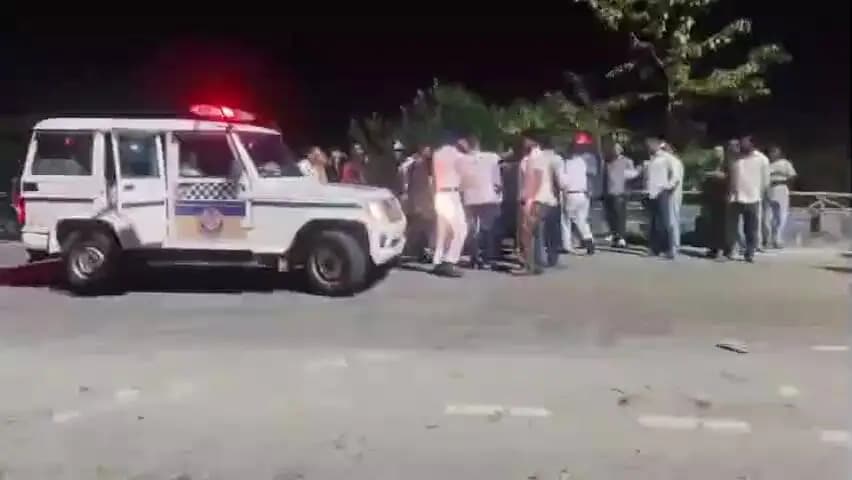 উত্তৰ লক্ষীমপুৰ: হাতিলুং বাইপাছৰ ডিভাইডাৰত খুন্দা মাৰি দুৰ্ঘটনাত পতিত অৰুণাচলৰ বিলাসী বাহন,আঘাতপ্ৰাপ্ত হয় তিনিজন