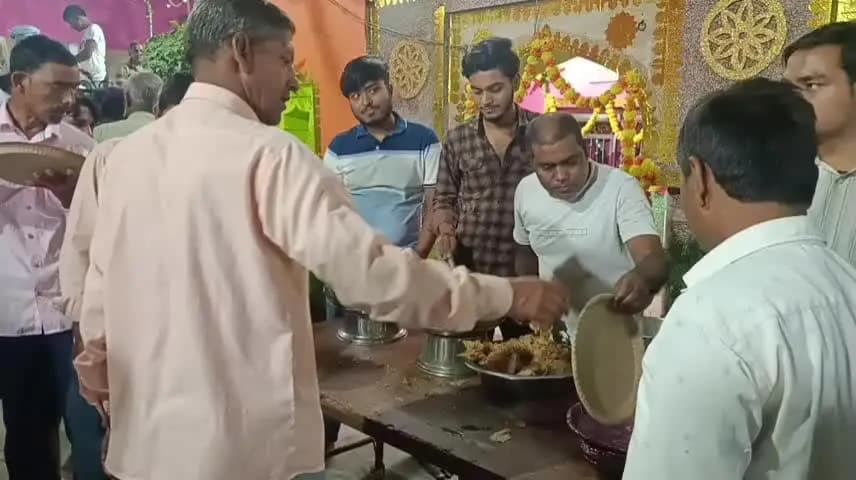 नोखा: रामधनी शाह के मंदिर में बोर्ड अपर प्राइमरी स्कूल के मां दुर्गा पूजा कमेटी द्वारा भंडारा का आयोजन किया गया