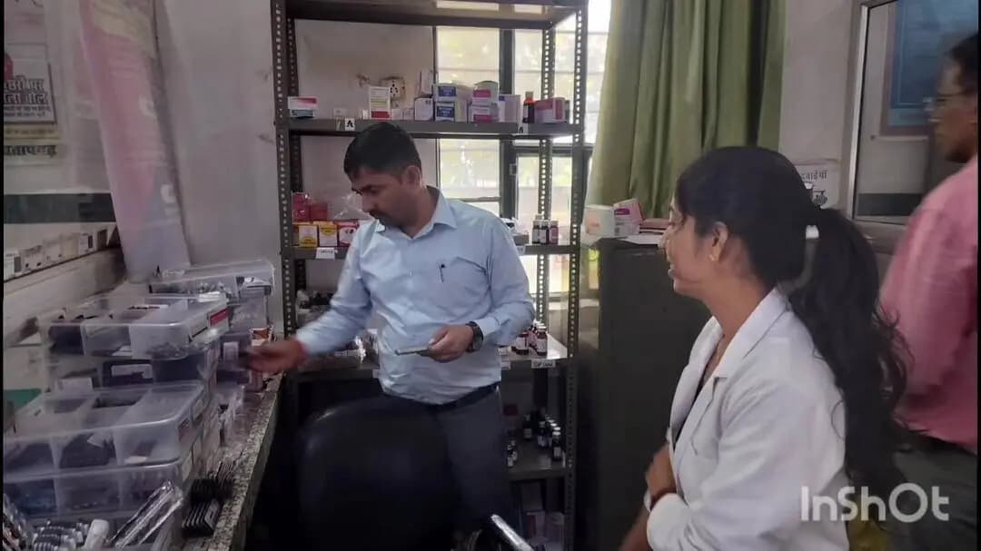 प्रतापगढ़: बगवास स्वास्थ्य केंद्र का निरीक्षण, 514 प्रकार की दवाइयां मिलीं उपलब्ध, जांच सुविधाएं बढ़ाने के दिए गए निर्देश