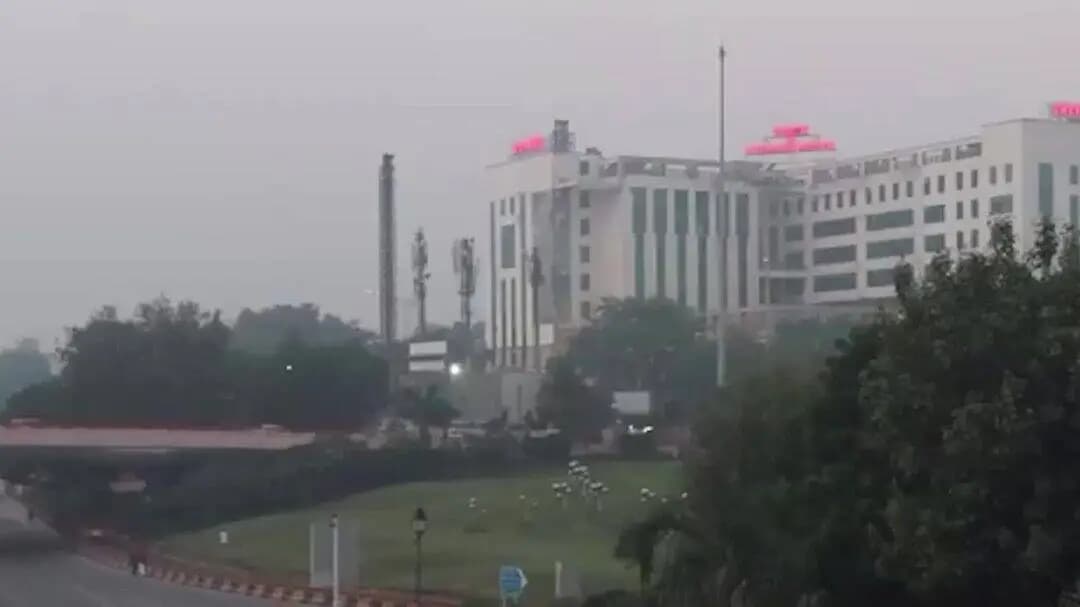 दिल्ली में प्रदूषण का असर, AIIMS के पास AQI 255 दर्ज; हवा की गुणवत्ता 'खराब' श्रेणी में