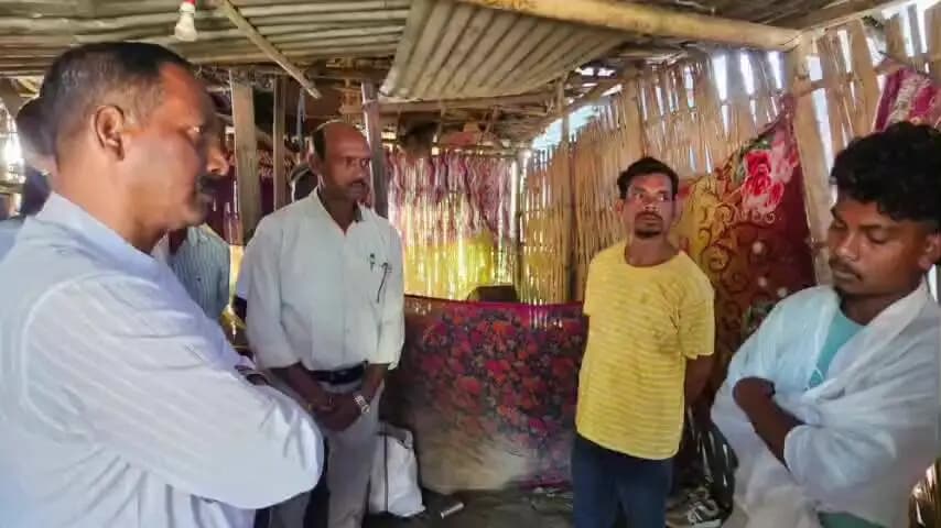 তিনিচুকীয়া: মাকুমত দুৰ্গা পূজাৰ বিসৰ্জনৰ সময়ত পথ দুৰ্ঘটনাত প্ৰাণ হেৰুওৱা সঞ্জয় প্ৰধানৰ বাসগৃহত বিধায়ক সঞ্জয় কিষাণ,