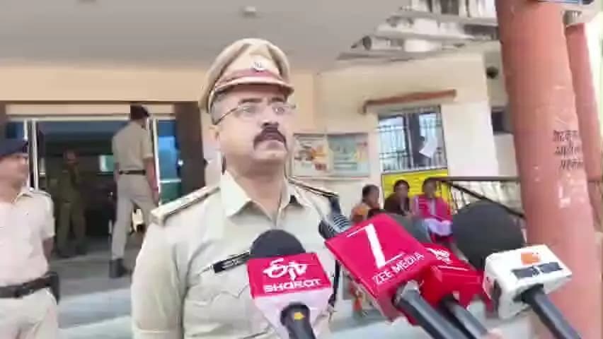 बिहार: नालंदा के एसपी हृदयकान्त ने बिहार शरीफ प्रखंड कार्यालय के मतदान केंद्र का लिया जायजा