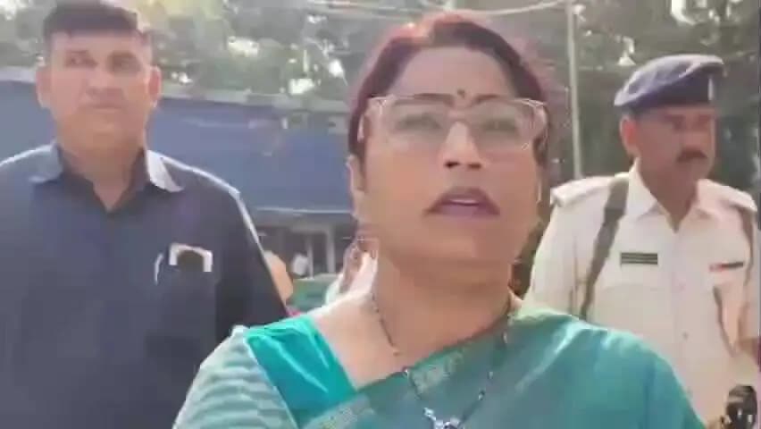 बिहार: विधान पार्षद रीना यादव ने बिहार शरीफ प्रखंड कार्यालय में मतदान किया
