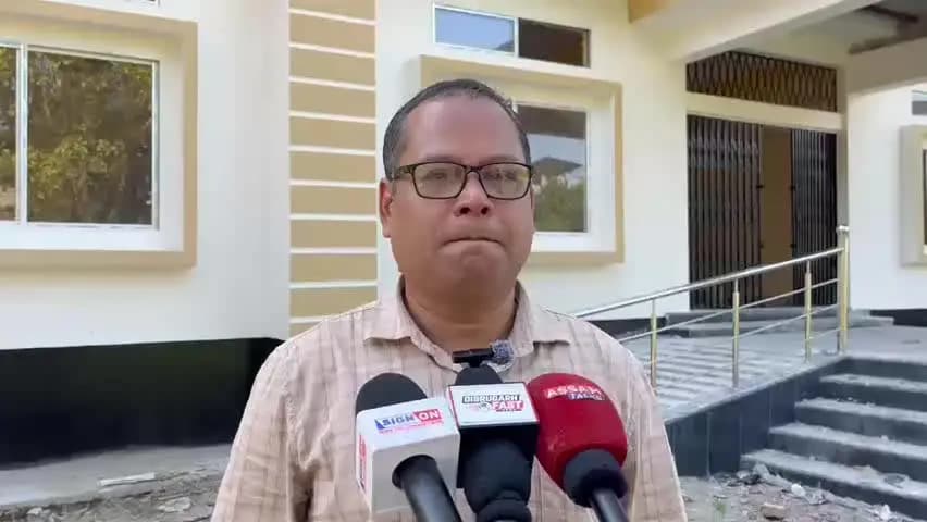 পূব ডিব্ৰুগড়: ডিব্ৰুগড়ত জনজাতি জিৰণি চ’ৰাৰ নিৰ্মাণকাৰ্যত ব্যাপক বিসংগতি, ক্ষোভ প্ৰকাশ জেষ্ঠ সাংবাদিক ৰাজু সোনোৱালৰ